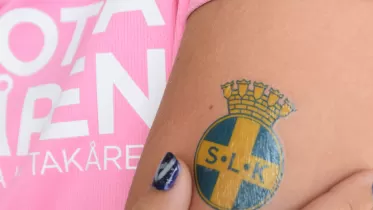 Rosa tröja och tatuering SLK