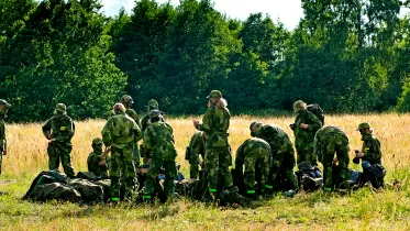 En grupp tjejer i uniform på ett fält