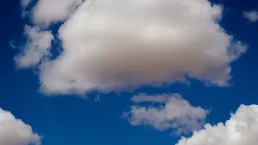Moln på klarblå himmel