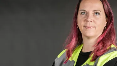 Kvinna i reflexväst