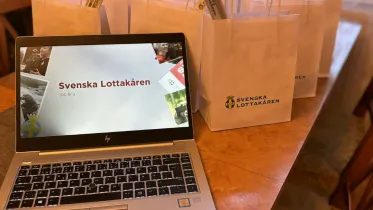 Bilden visar ett bord med goodiebags från lottakåren.