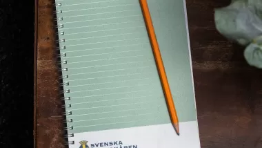 Bild på lottakårsblock och penna