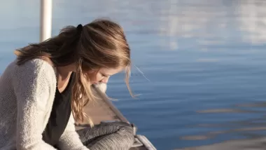 Kvinna som läser på en brygga