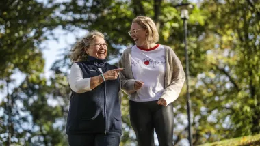 Två lottor som promenerar i en park