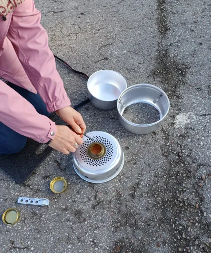 Susanne från Röda korset testar att tända eld med tändstål