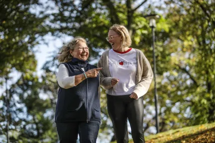Två lottor som promenerar i en park