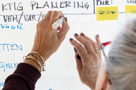 kvinna som skriver på ett blädderblock