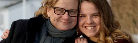 Två kvinnor som är medlemmar i Svenska Lottakåren