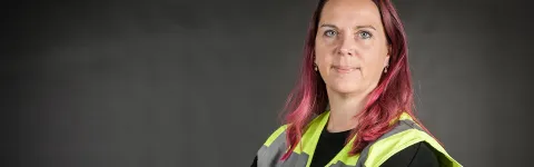 Kvinna i reflexväst