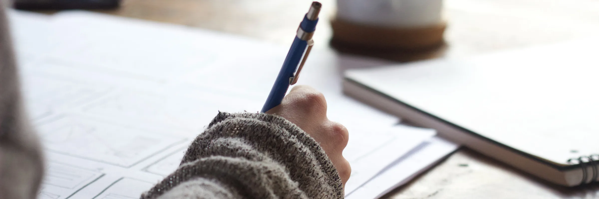 Skriver med bläckpenna