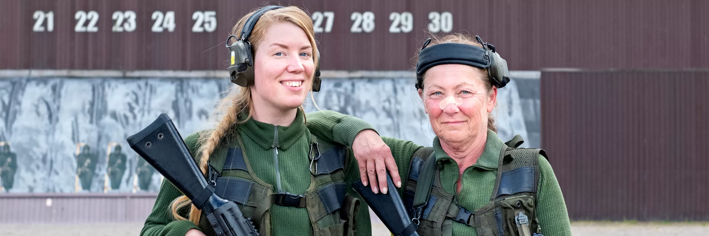 Två kvinnor på skjutbanan