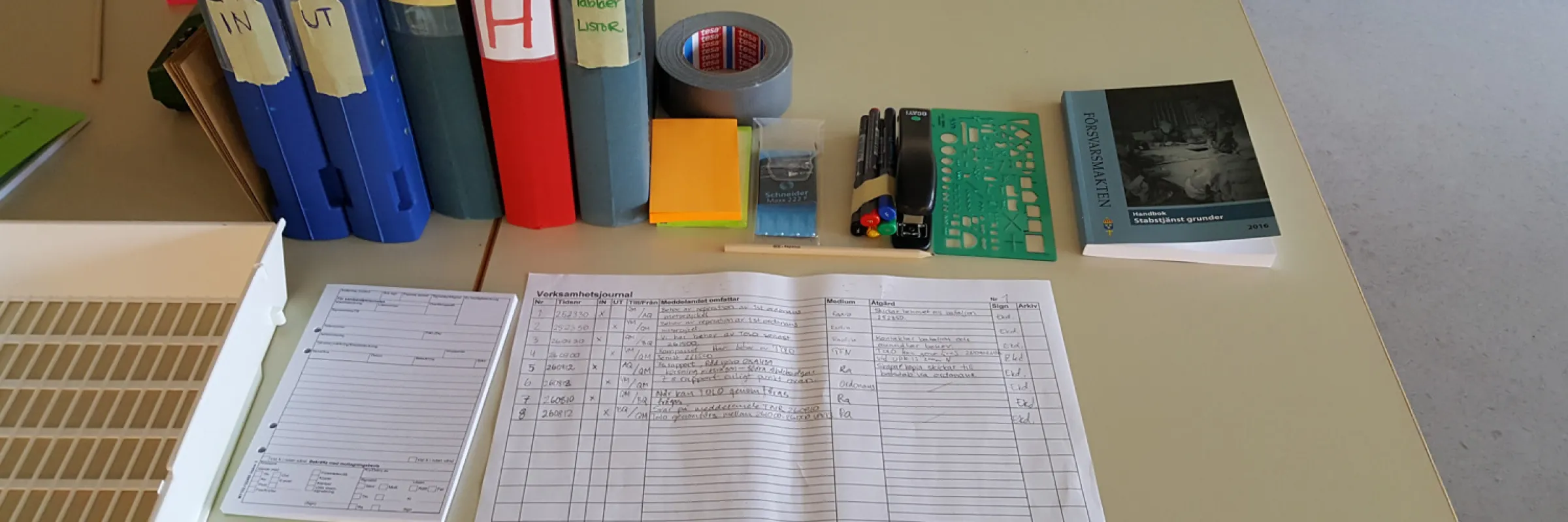 Kontorssaker på ett bord.