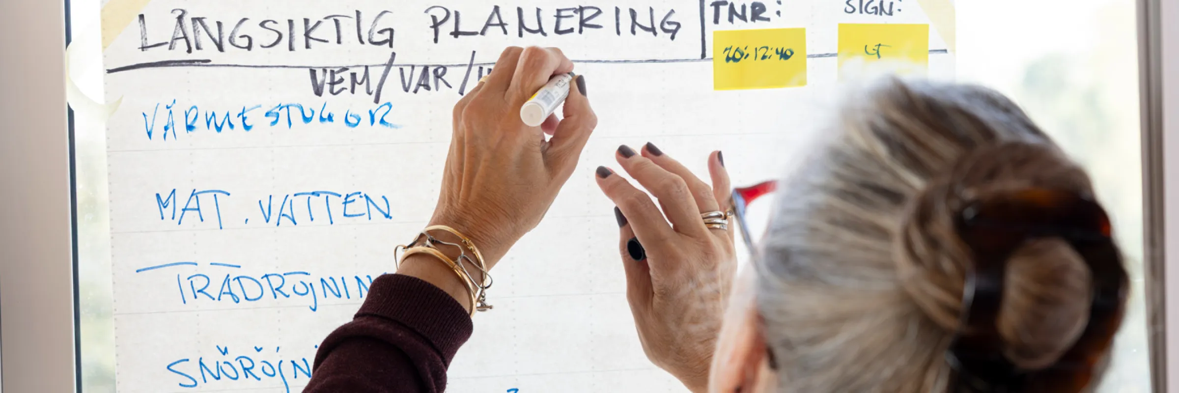 kvinna som skriver på ett blädderblock