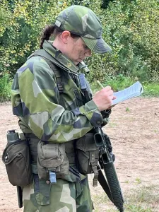 Kvinna i uniform gör anteckningar.