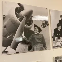 Bild på kvinna vid flygplan 