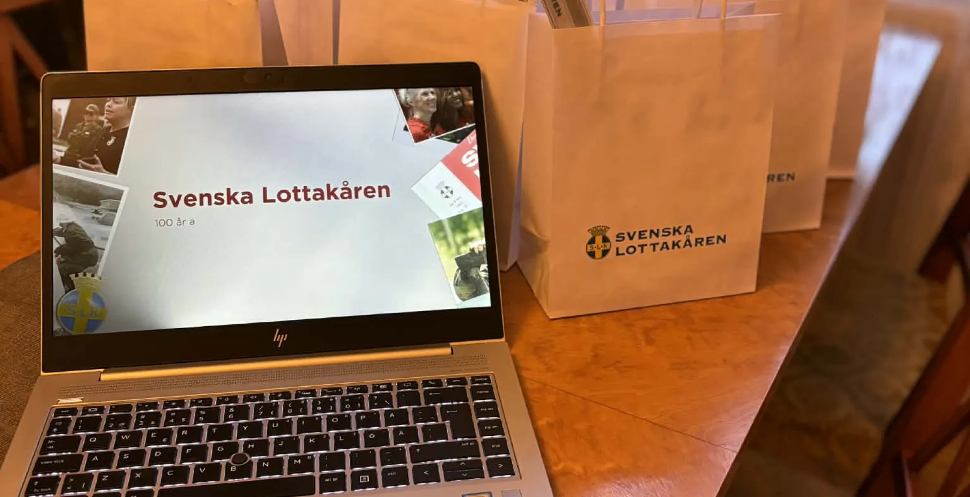 Bilden visar ett bord med goodiebags från lottakåren.